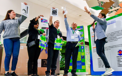 El presentador Isaac Delgado junto a Gema Solórzano y Michelle Mosquera, representantes de los concursantes Paúl Montalván y Nallely Paredes, respectivamente,  Alberto Nieto y Rolando Ochoa.