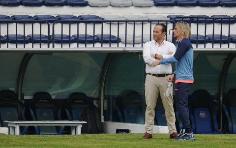 Francisco Egas (i), presidente de FEF, junto al técnico de la Tri Sebastián Beccacece