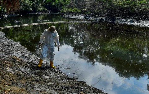 En repetidas ocasiones, tras un derrame de combustible o material similar, personal del Cuerpo de Bomberos se ha sumido a los trabajos de limpieza y recuperación del estero Salado.