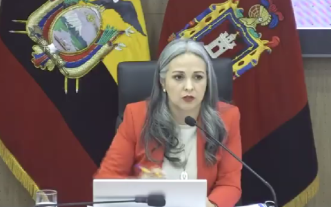 Fernanda Racines pidió a Merino hablar únicamente sobre Recobaq. Le recordó que tenía micrófono y no era necesario gritar.