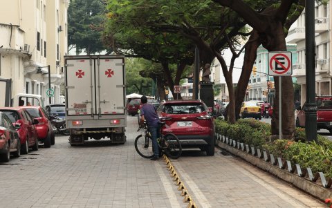 Los biciusuarios deben lidiar a diario con el irrespeto a la ciclovía en Guayaquil.