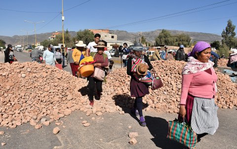 Seguidores del exmandatario Evo Morales realizan el bloqueo de una carretera este lunes, en Sipe Sipe en la región de Cochabamba (Bolivia).
