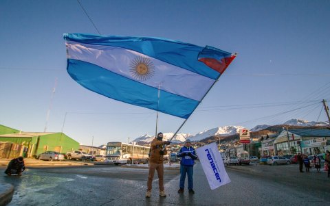 Un hombre ondea una bandera argentina con la bandera de la provincia de Tierra del Fuego durante una protesta contra la política arancelaria del presidente Javier Milei en Ushuaia.