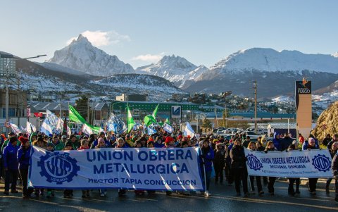 Una protesta contra la política arancelaria del presidente Javier Milei en Ushuaia, Argentina, el 21 de mayo de 2025.