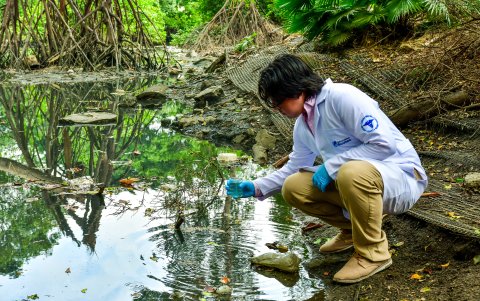 Alumno de Ecotec toma muestras del agua del Salado.