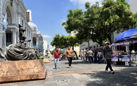 Centro. La Plaza de la Administración es un paseo peatonal que fue inaugurado en 2002 y contiene una serie de esculturas. Aquí se han instalado carpas comerciales.