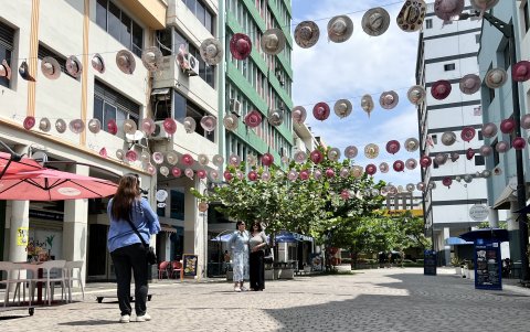 En la calle Panamá, los turistas locales y foráneos gustan no solo de caminar por sus calles peatonalizadas, sino que también se fotografían por cómo está adornado.