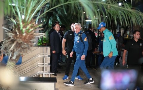 El director técnico de la selección brasileña de fútbol, Carlo Ancelotti, tras su arribo a Guayaquil para el partido por eliminatorias contra Ecuador.