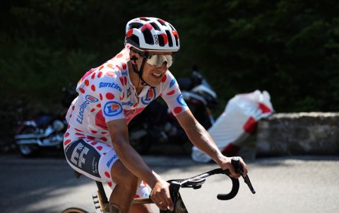 Richard Carapaz con el maillot de pepas rojas en el Tour de Francia de 2024.