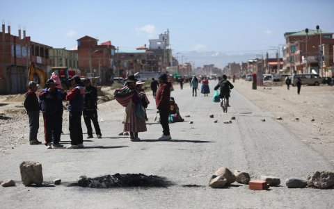 Personas se reúnen en una vía bloqueada durante una protesta este 3 de junio de 2025, en El Alto (Bolivia).