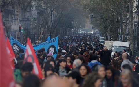 Personas participan en una protesta convocada por grupos feministas, médicos y científicos, entre muchos otros colectivos este miércoles, en Buenos Aires (Argentina).