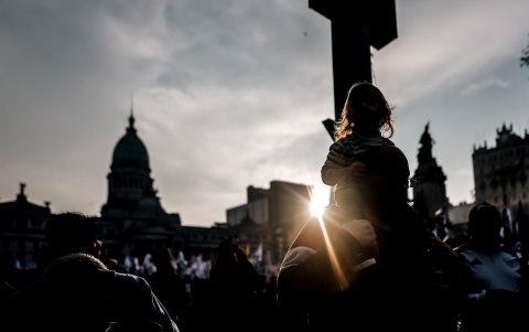 Unas personas participan en una protesta convocada por grupos feministas, médicos y científicos, entre muchos otros colectivos este miércoles, en Buenos Aires (Argentina).