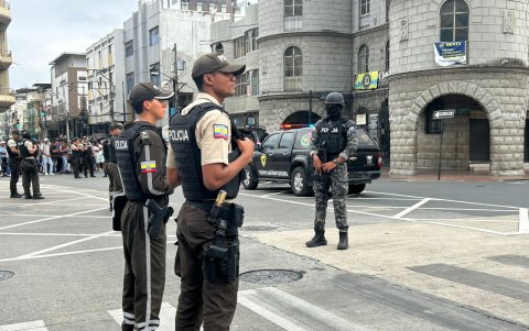 Agentes del GIR inspeccionaron el maletín sospechoso con equipo especializado, mientras la Policía acordonó la zona para evitar riesgos.