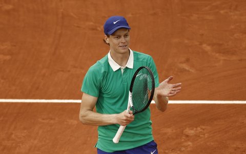 Sinner festeja tras derrotar al kazako Alexander Bublik por 6-1, 7-5 y 6-0.