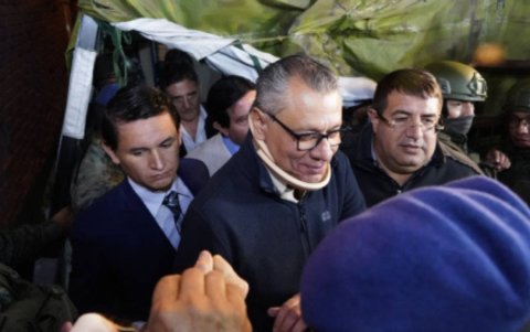 Cristhian Palacios (a la izquierda de Jorge Glas) es procesado en el caso Vidrio Libre