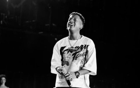 Jombriel reveló las dificultades que atravesó en su camino hacia el reconocimiento en la industria musical ecuatoriana.