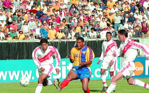 Chalá fue el autor de uno de los tantos en la victoria 2-1 de Ecuador ante Perú por las Eliminatorias al Mundial Japón y Corea 2002.
