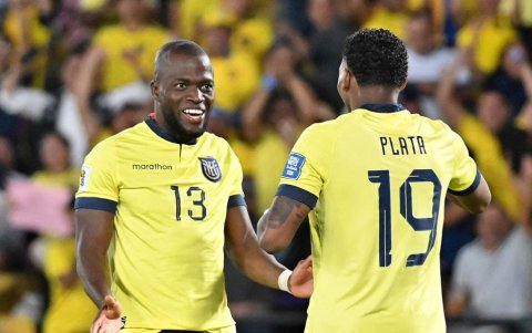 Gonzalo Plata (d) y Enner Valencia se reencuentran en el partido de Copa Libertadores.