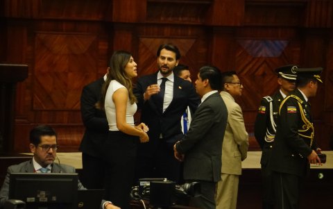 **Pie de foto:**
*El presidente de la Asamblea, Niels Olsen, regresó a su curul tras ser apelado por el correísmo durante el debate sobre la terna a la Judicatura.*