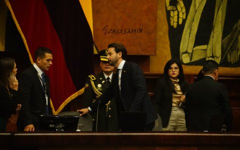 El presidente de la Asamblea, Niels Olsen, regresó a su curul tras ser apelado por el correísmo durante el debate sobre la terna a la Judicatura.