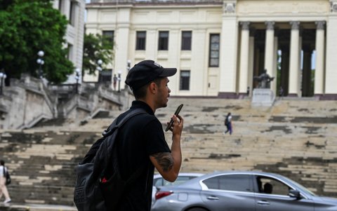 Un hombre usa su teléfono móvil en La Habana. Las nuevas tarifas de Internet móvil en Cuba, que entraron en vigor el 30 de mayo y dolarizaron parcialmente el servicio.