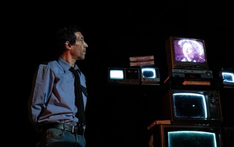 La obra intercala trabajo con pantallas, actuación y un juego inmersivo con el público.