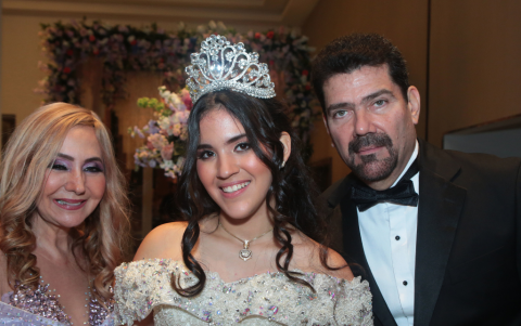 Donatella con sus padres, Sandra Palacios y Flavio Chiarello.