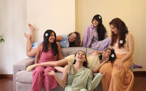 La obra es interpretada por Minerva Mancilla, Mishel Atiencia, Fernanda Vásquez Capelo, Gabriela Rojas, Mar Michel, Kelly Jacho y Andrea Arboleda.