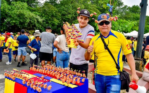 Jorge y Jeremías Cazares, padre e hijo vendían los mini peluches.