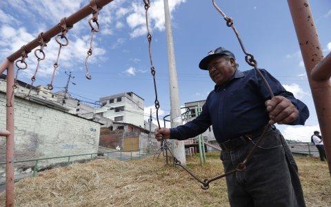 Espacios públicos como parques también están abandonados, con juegos dañados y maleza por doquier.