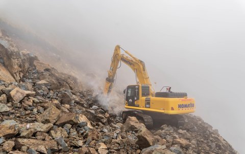 La maquinaria de la Prefectura de Cotopaxi trabaja en la apertura de la vía Ambato-Pangua.