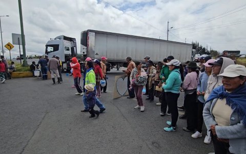 La circulación vehicular fue suspendida mientras se pintaban los 25 corazones que les recuerda a sus muertos.
