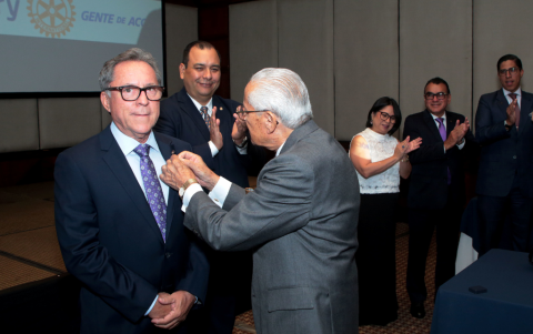 Marcelo Cobos recibe el pin Paul Harris de manos de Germán Yépez.. También les fue entregado a Juan Luis Aguirre, Alemania González, Teddy Cucalón y Nicolás Villavicencio.