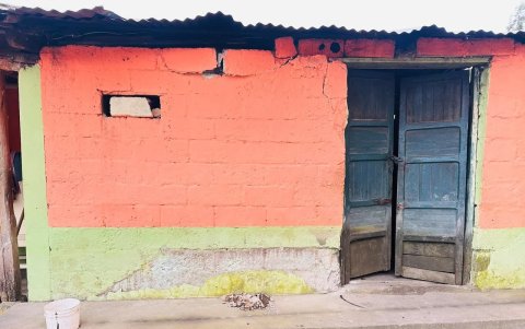 Una casa esta afectada por las fisuras que se registran en la tierra en el sector de La Gloria.