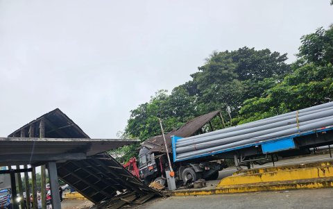 El siniestro ocurrió en horas de la madrugada de este viernes y un trabajador del punto de control resultó herido.