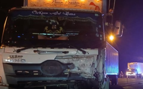 La parte delantera del camión tenía daños por el impacto con la camioneta.