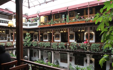 El Café del Fraile está ubicado en el Palacio Arzobispal en la Plaza de la Independencia. Esta rodeado de pinturas que representan el arte quiteño
