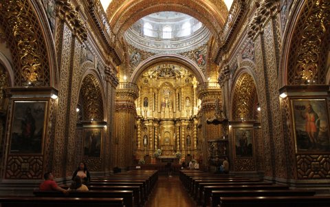 La Iglesia de La Compañía es un templo barroco que por su belleza y esplendor fue declarada por la UNESCO como Patrimonio Cultural de la Humanidad. Está ubicada en la calle García Moreno y Sucre.