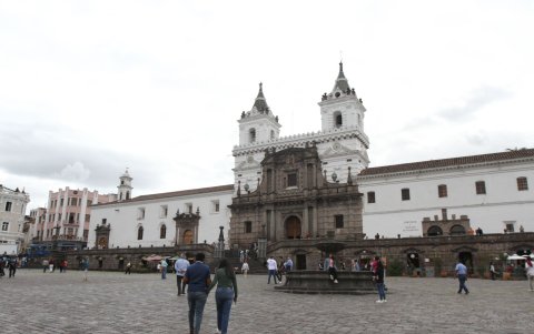 La Iglesia de San Francisco es una basílica católica que se levanta en medio del centro histórico de Quito. Ubicada entre las calles Benalcázar y Bolívar
