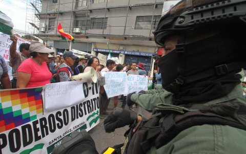 Seguidores del expresidente Evo Morales (2006-2019) protestan frente al Tribunal Departamental Electoral durante una sesión del Tribunal Supremo Electoral (TSE) este viernes, en Santa Cruz (Bolivia).