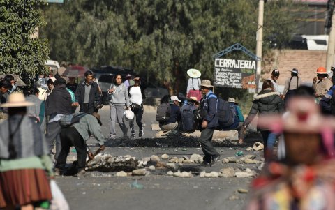 Seguidores del expresidente de Bolivia bloquean carreteras colocando piedras y promontorios de tierra sobre la vía.