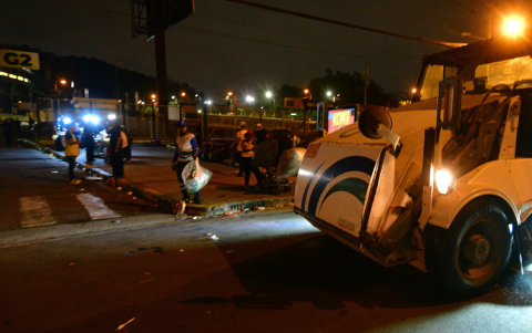 Durante la noche se realizaron las labores de limpieza fuera del estadio Monumental.