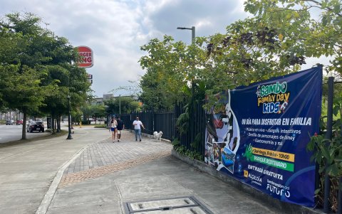 En los exteriores del Parque Bicentenario se promociona con una lona una actividad por el Día del Niño, para el 8 de junio.