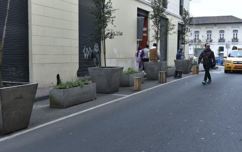 En la calle Benalcázar se colocaron macetas para dar más espacio al peatón. Vecinos dicen que son mal utilizadas.