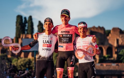 Richard Carapaz (d) e Isaac del Toro (i) en el podio del Giro de Italia 2025.