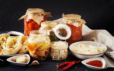 Los alimentos fermentados refuerzan la microbiota intestinal, gracias a sus probióticos naturales, alimentan las bacterias buenas del intestino.