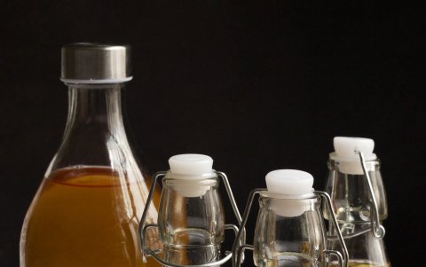 Entre los alimentos fermentados se encuentran el kombucha y el kimchi.