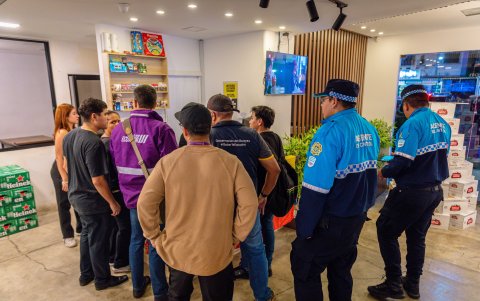 Las autoridades conversaron con los propietarios y empleados de los locales.