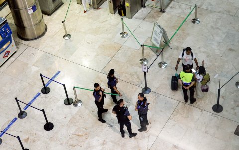 Control. La seguridad del aeropuerto vigila quién ingresa.