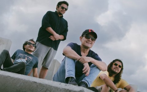 Portoviejo marca el derrotero musical de los miembros de La Rola. Una urbe rockera, pero que tambien baila salsa, escucha trova y se enamora con las baladas de Raphael y Camilo Sesto.

AG-Expresiones